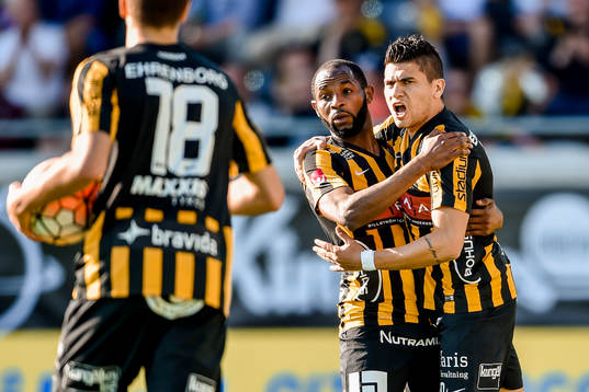 Häckens René Makondele och Paulo de Oliveira jublar efter reduceringen 1-2