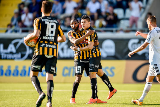 Häckens René Makondele och Paulo de Oliveira jublar efter reduceringen 1-2