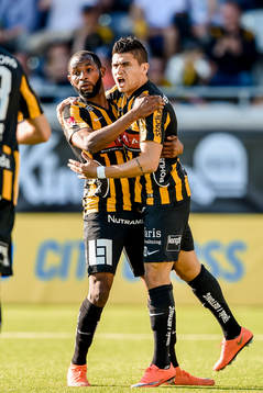 Häckens René Makondele och Paulo de Oliveira jublar efter reduceringen 1-2