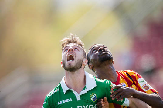 Ljungskiles Admir Bajrovic och Syrianskas Success Nwousu