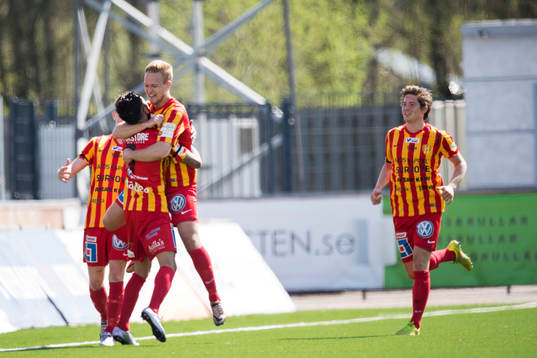 Syrianskas Kevin Bisse jublar efter att han har gjort 1-0
