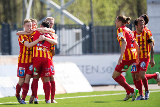Syrianskas Kevin Bisse jublar efter att han har gjort 1-0