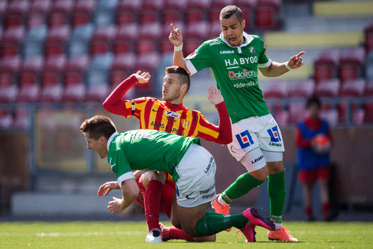Ljungskiles Gabriel Altemark-Vanneryr och Ahmed El-Amrani i en duell med Syrianskas Daniel Nilsson