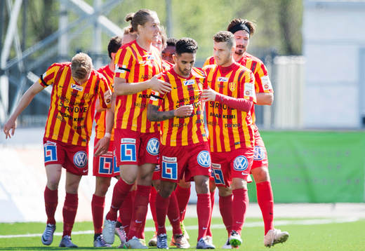 Syrianskas spelare jublar med Kevin Bisse efter att han har gjort 1-0