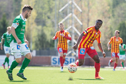 Ljungskiles Admir Bajrovic och Syrianskas Success Nwousu