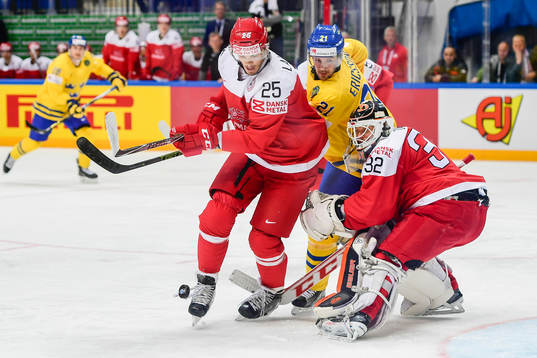 Sveriges Jimmie Ericsson stör framför Danmarks målvakt