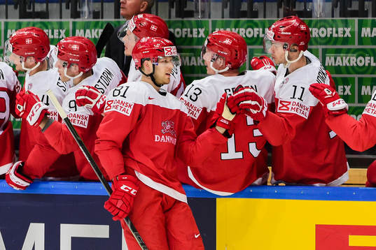 Danmarks Lars Eller jublar
