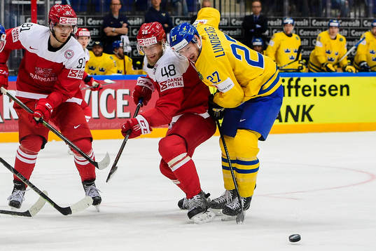 Danmarks Lars Eller och Nicholas Jensen i en kamp mot