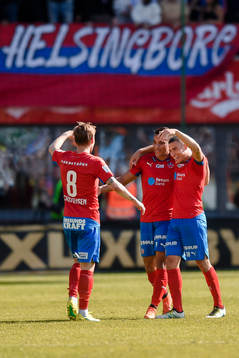 Helsingborgs målskyttar Matthew Rusike och Jordan Larsson jublar