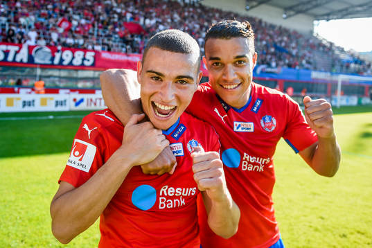 Helsingborgs målskyttar Matthew Rusike och Jordan Larsson jublar