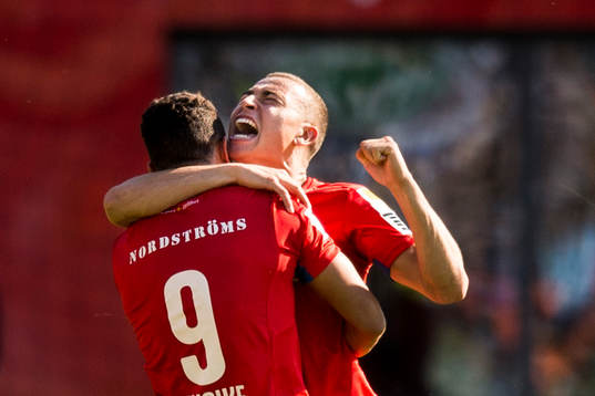 Helsingborgs Matthew Rusike och Jordan Larsson jublar