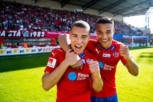 Helsingborgs två målskyttar Jordan Larsson och Matthew Rusike jublar