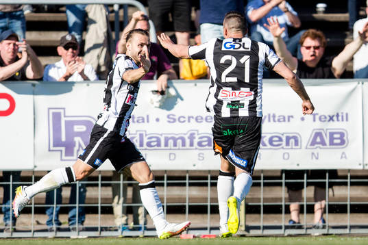Landskronas Filip Pivovski och Admir Aganovic jublar efter Landskronas 2-1 mål
