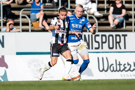 Landskronas Filip Pivovski i närkamp med Norrby spelare