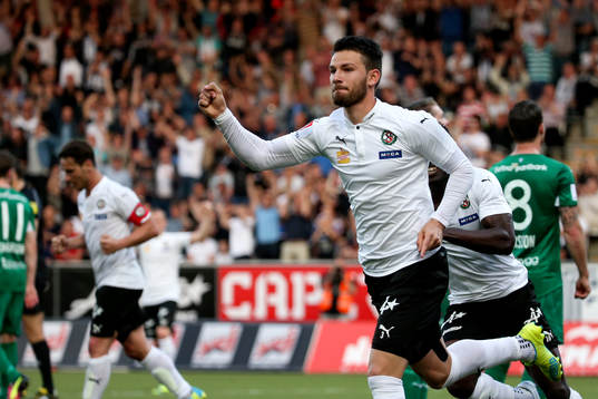 Örebros Brendan Hines-Ike jublar efter 3-2
