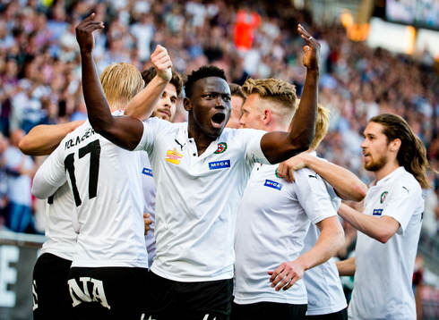 Örebros Brendan Hines-Ike gör 3-2 och jublar med Alhassan Kamara