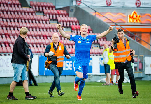Örebros målvakt Jacob Rinne jublar efter matchen framför fansen