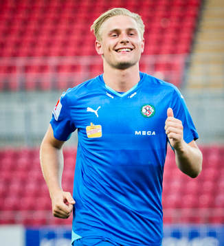 Örebros målvakt Jacob Rinne jublar efter matchen framför fansen