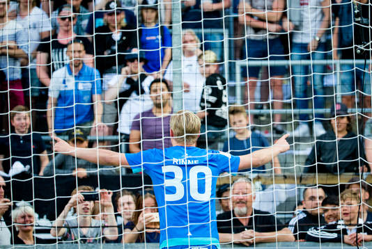 Örebros målvakt Jacob Rinne jublar efter matchen framför fansen