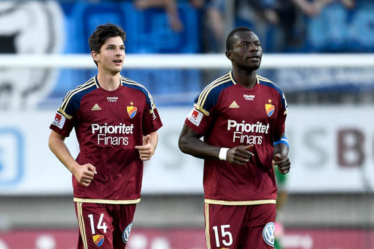 Djurgårdens Besard Sabovic och Omar Colley jublar