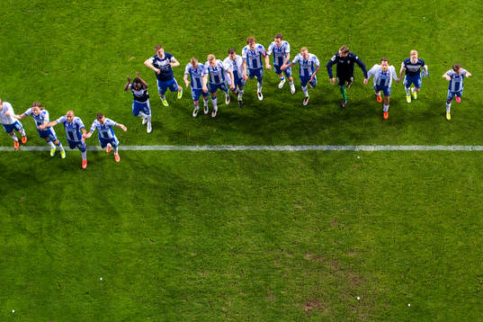 IFK Göteborgs spelare tackar publiken