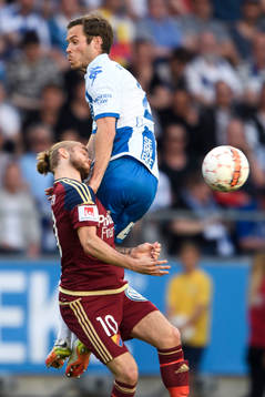 Djurgårdens Daniel Berntsen tacklas av IFK Göteborgs Emil
