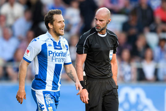 IFK Göteborgs Tobias Hysén pratar med domare Stefan