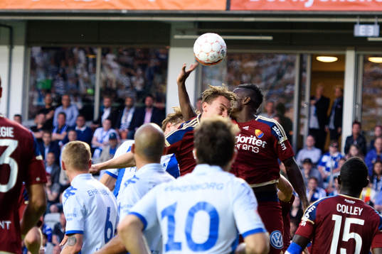 Situationen där Djurgårdens Omar Colley döms för hands