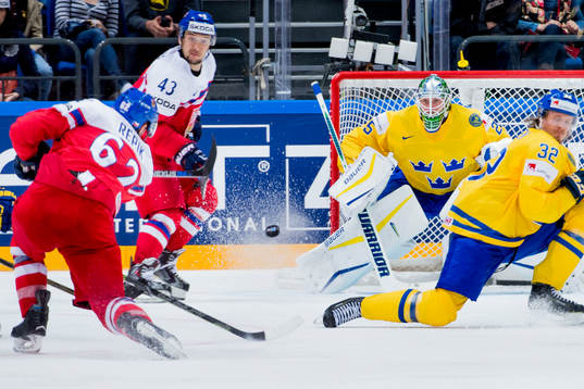 Tjeckiens Michal Repik skjuter mot Sveriges målvakt Jacob