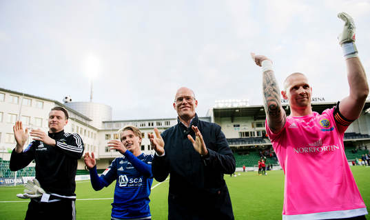 Sundsvalls Erik Granat, tränare Joel Cedergren, målvakt Tommy Naurin jublar