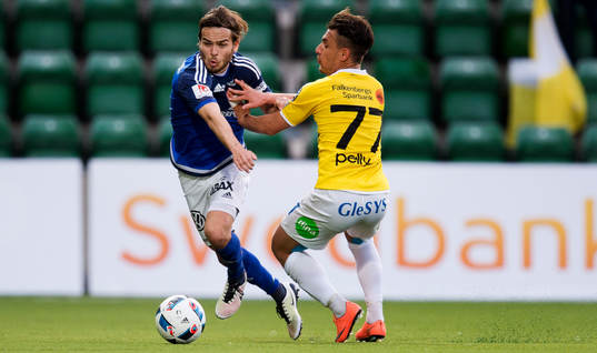 Sundsvalls Kristinn Steindorsson får en knuff av Falkenbergs Kamal Mustafa