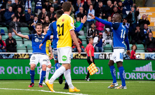 Sundsvalls Eric Larsson jublar efter att Stefan Silva gjort 2-0