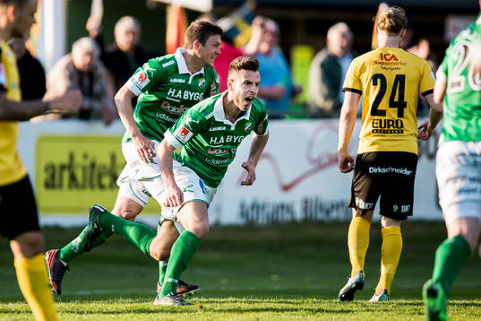 Ljungskiles Admir Bajrovic har kvitterat till 1-1 och jublar