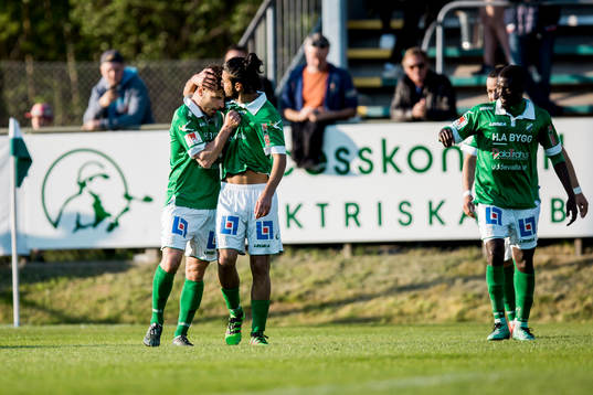 Ljungskiles Admir Bajrovic har kvitterat till 1-1 och jublar med Ljungskiles Peiman Eliassi 
