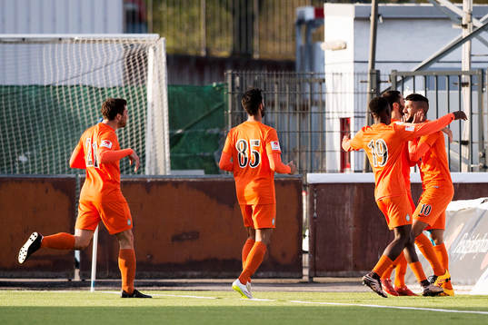 Athletics Omar Eddahri jublar tillsammans med laget efter 0-1
