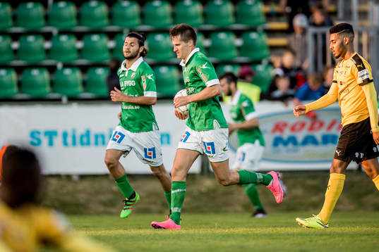 Ljungskiles Hannes Stiller har gjort 2-2 (ej i bild) och