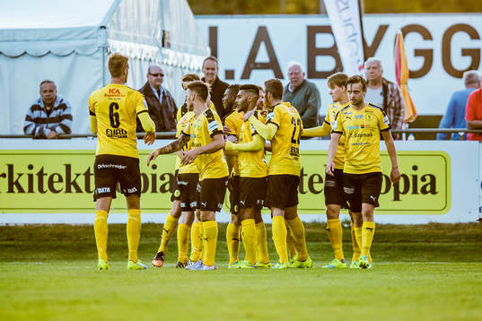 Frejs Oke Akpoveta har gjort 1-2 på straff och jublar med lagkamraterna