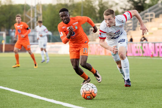 Assyriskas Gustav Jarl jagas av Athletics Mohamed Buya Tugay