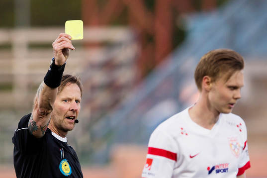 Domare Lars Olsson ger Assyriskas Gustav Jarl ett gult kort