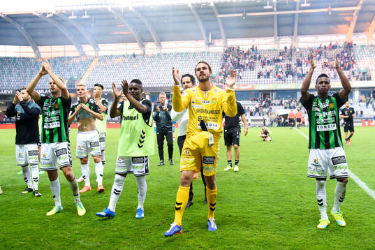 GAIS målvakt Tommi Vaiho och Luther Singh tackar publiken