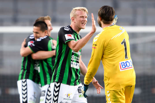 GAIS Carl Nyström jublar med målvakt Tommi Vaiho