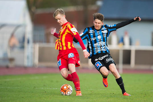 Syrianskas Viktor Wernersson och Sirius Johan Andersson i kamp om bollen