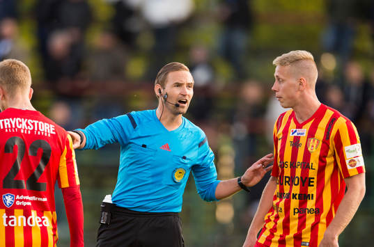 Domare Jim Petersson och Syrianskas Mattias Liljestrand