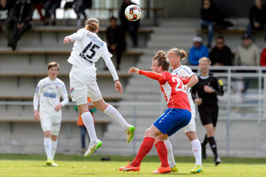 Helsingborgs Charlie Weberg nekar undan bollen framför Höganäs Måns Carlsen