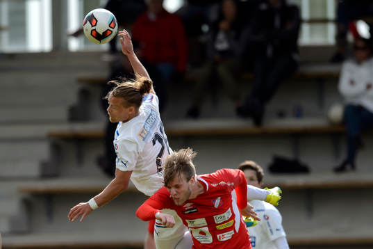 Helsingborgs Lucas Ohlander i kamp med Höganäs Måns Carlsen