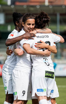 Rosengårds Nataša Andonova jublar efter 3-0 tillsammans med Anita Asante och Ella Masar