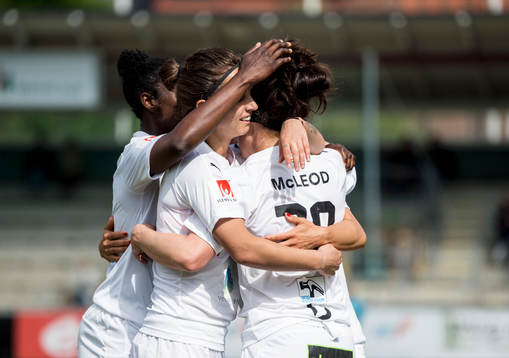 Rosengårds Nataša Andonova jublar efter 3-0 tillsammans med Anita Asante och Ella Masar