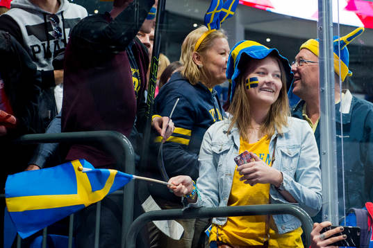 En svensk supporter väntar på att spelarna ska lämna isen