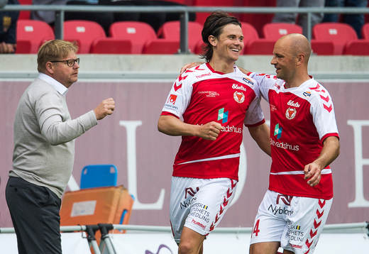 Kalmars Marcus Antonsson och Stefan Larsson samt tränare Peter Swärdh jublar efter 1-0 målet 