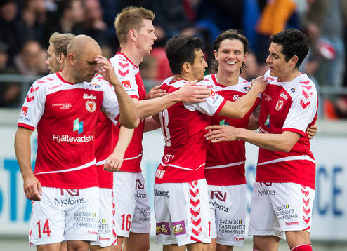 Kalmars Marcus Antonsson jublar efter sitt 1-0 mål, här tillsammans med lagkamraterna Stefan Larsson, David Elm, Emin Nouri  och Marko Biskupovic  